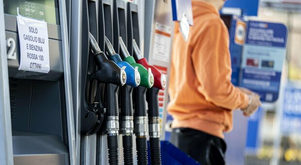Taglio accise sul carburante, a beneficiarne saranno gli automobilisti più ricchi: il report