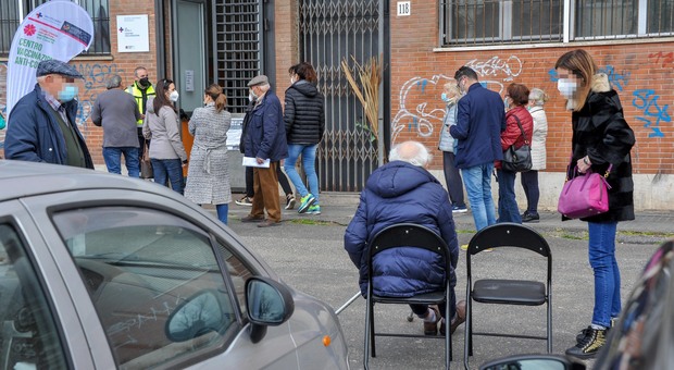 Ferrara, anziano percorre 2 chilometri a piedi con il deambulatore per fare il vaccino anti Covid: «Sono solo»