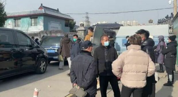 Covid in Cina, code davanti ai crematori: le immagini satellitari choc. Bagarini per accelerare i funerali