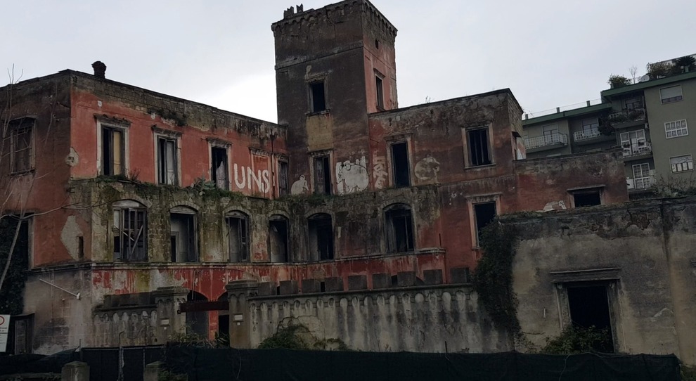 Napoli, il degrado di Torre Caselli:ecco come muore un pezzo di storia - Il Mattino.it