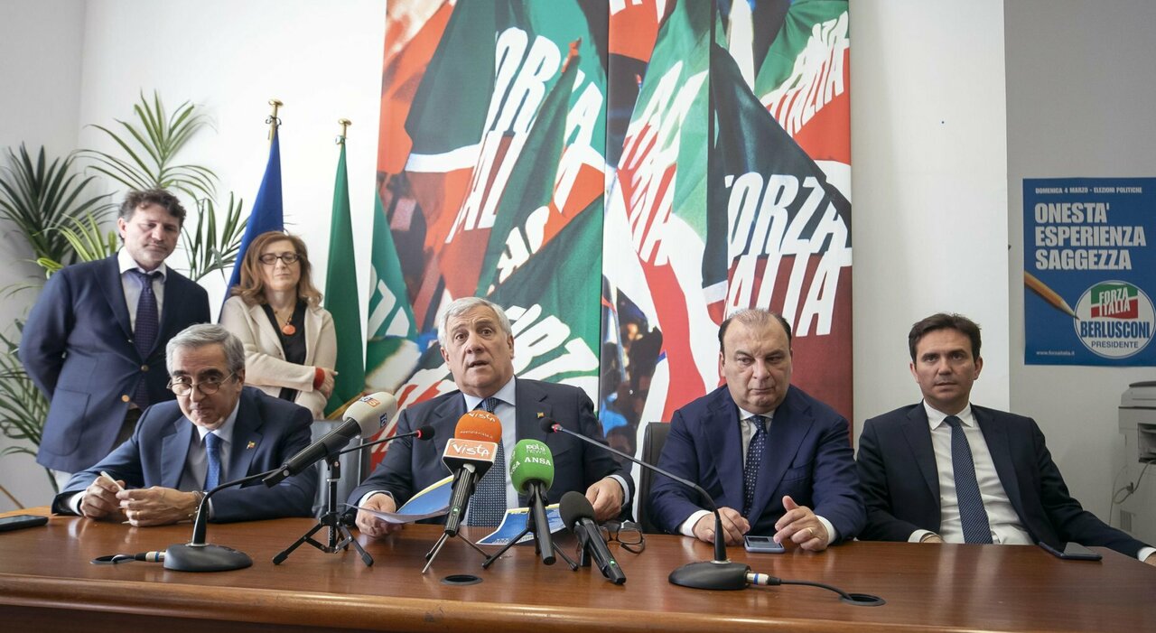 Forza Italia a Napoli dopo il caos liste, Tajani: «Per Berlusconi cinquemila persone»