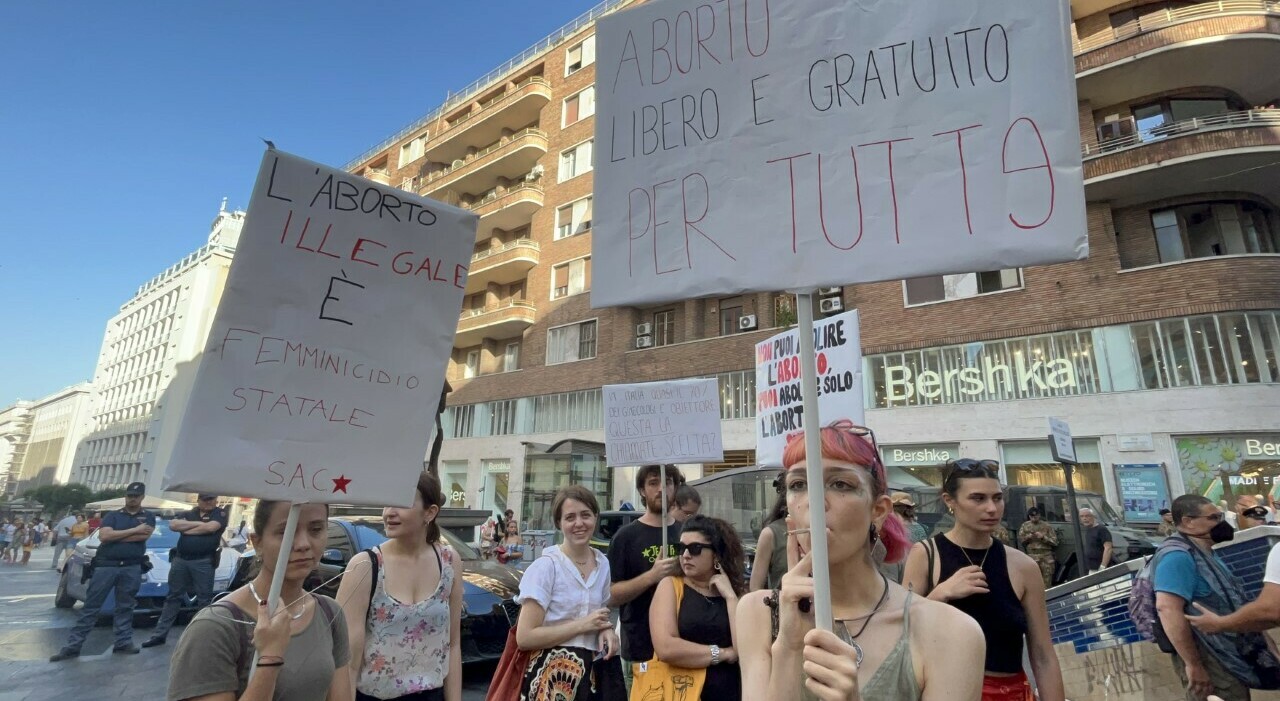 Abortion in the United States, students and activists protest from Naples: “But in Italy 194 is not applied”