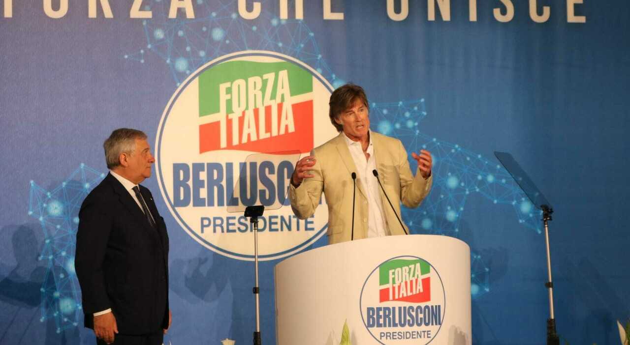 Berlusconi a Napoli: si canta sulle note di "Oi vita mia" e arriva Ridge di "Beautiful"