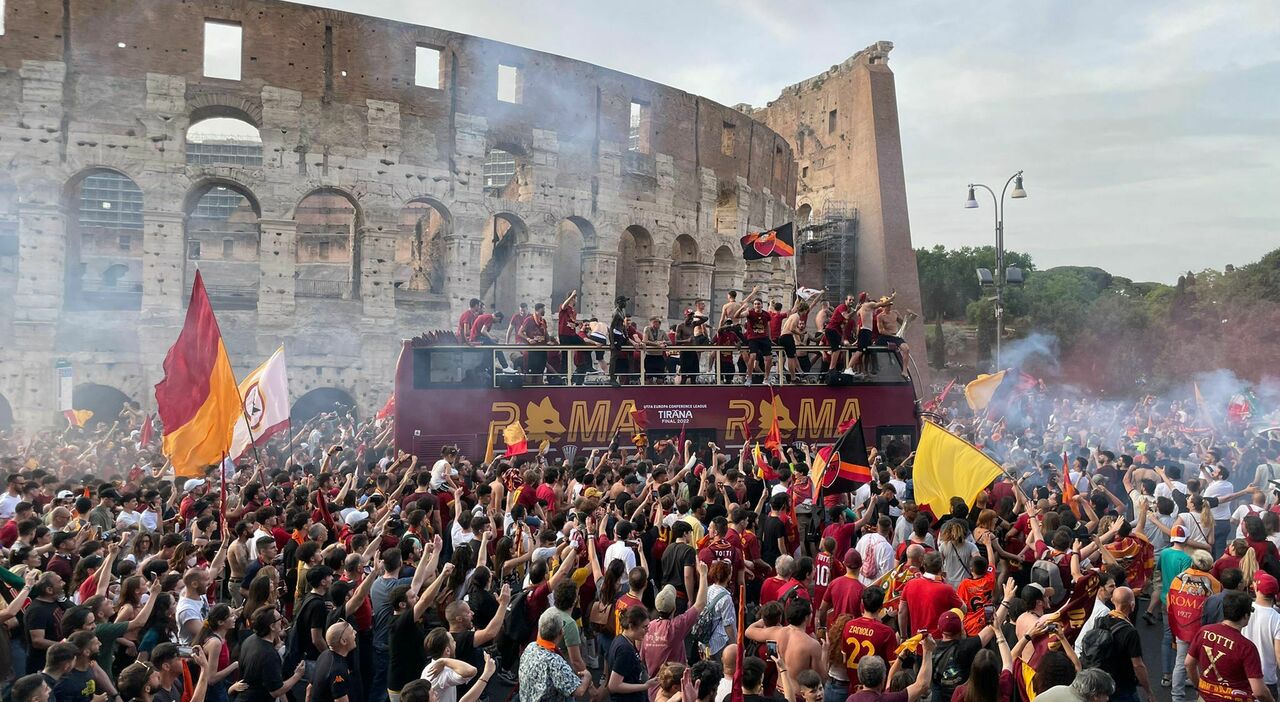 Roma, festa al Circo Massimocon un milione di tifosi - Il Mattino.it