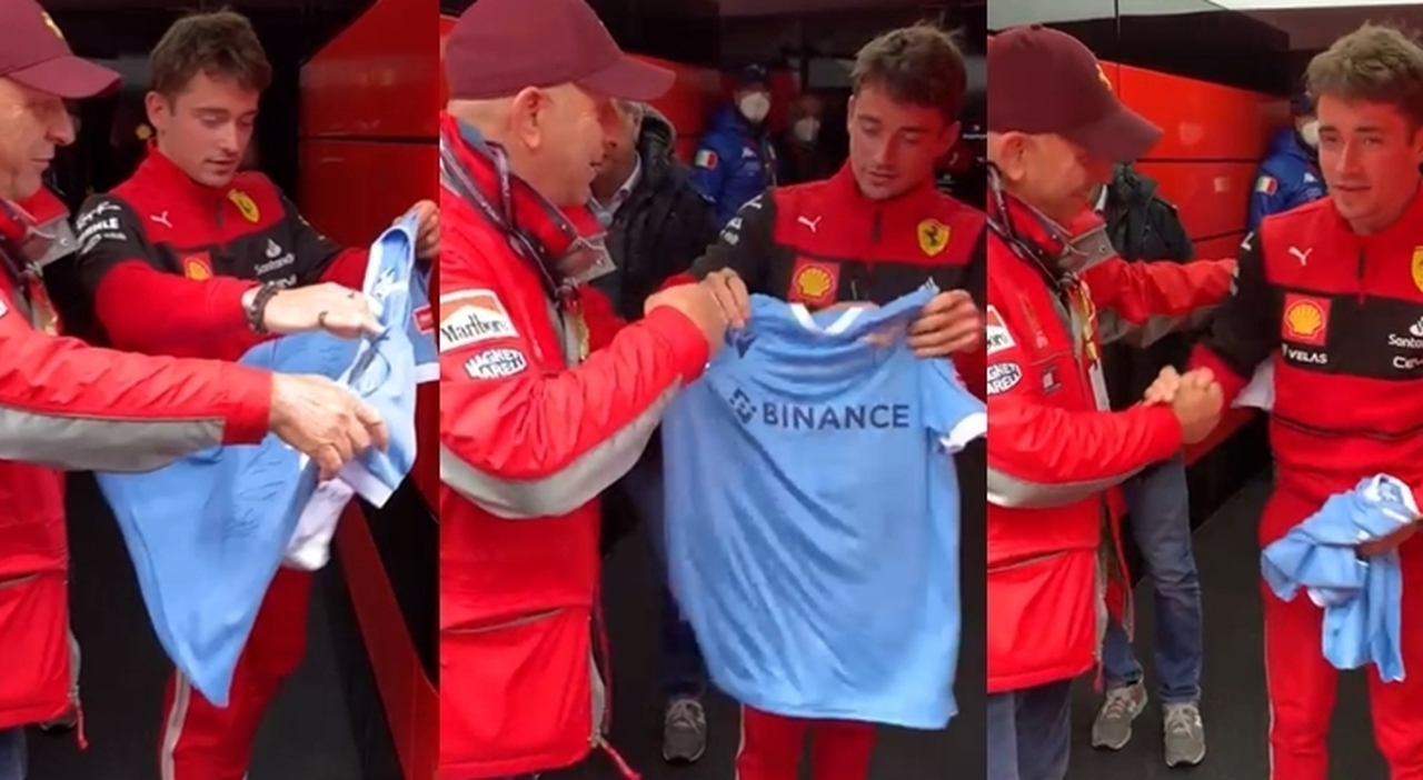 Ferrari, Leclerc riceve la maglia della Lazio col suo numero