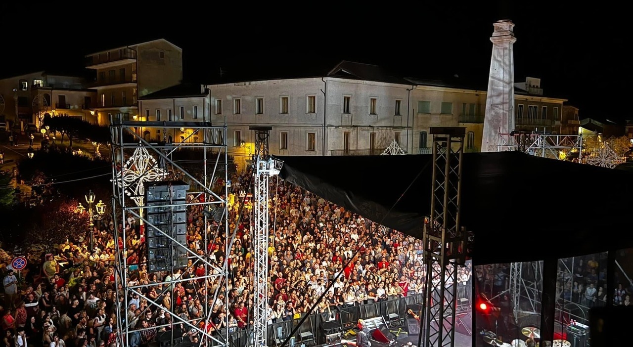 Boom di presenze per il concerto delle Vibrazioni a Teggiano - Il Mattino.it