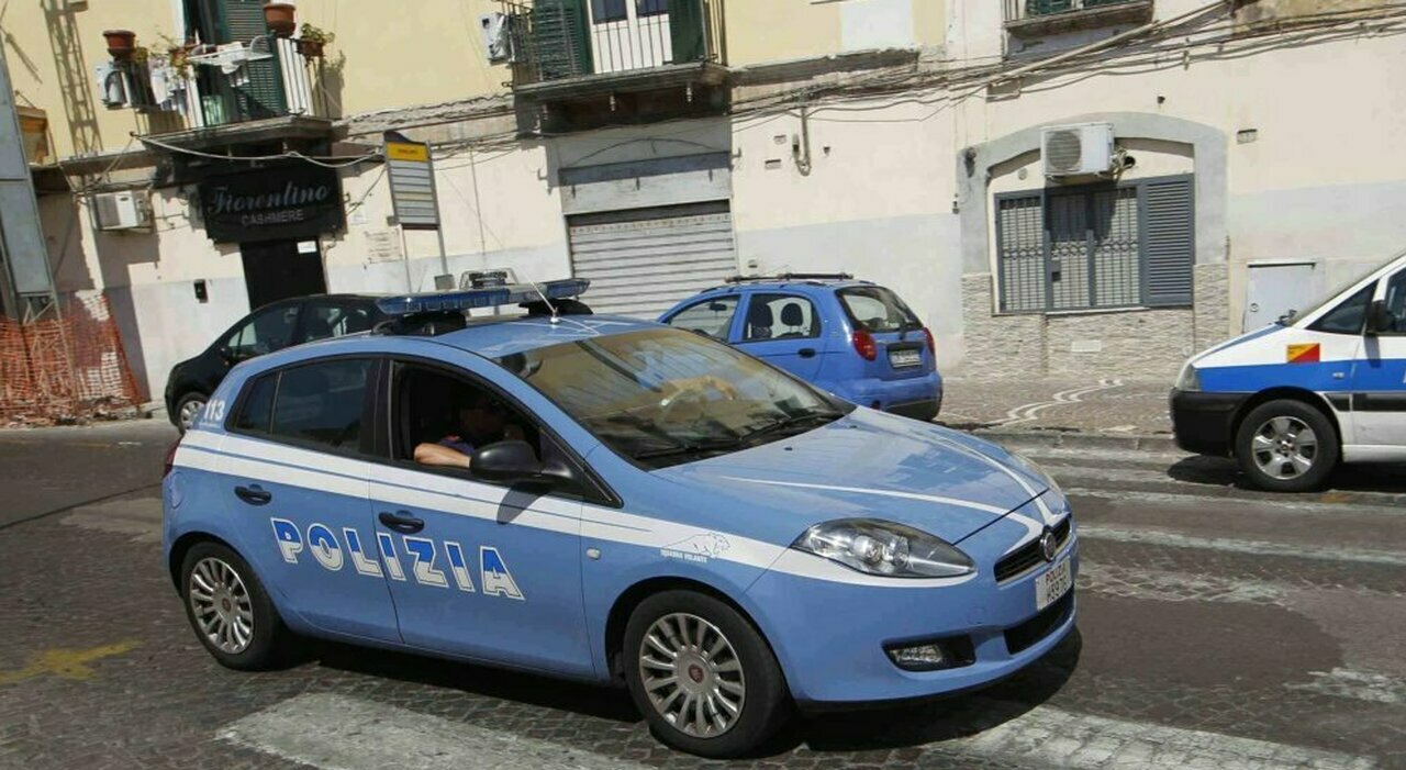 Nápoles, mãe de 95 anos e filho de 67 anos encontrados mortos em casa: hipótese de doença e dificuldades