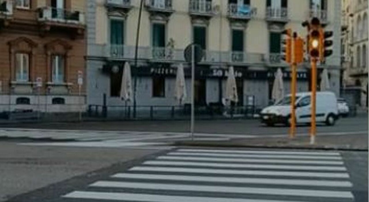 Napoli, auto pirata a Mergellina e semafori ancora fuori uso; l?ira dei residenti: «Basta»