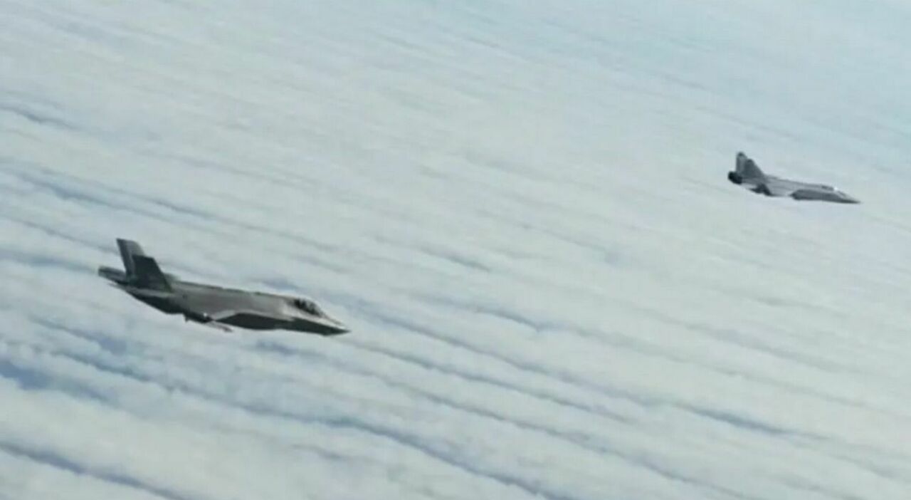 Nato intercetta due jet russi vicino alla Norvegia e manda gli F 35. Oslo: «Reazione aggressiva»