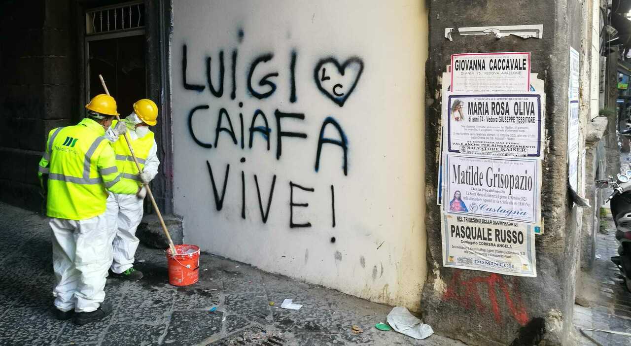 Murales a Napoli, cancellate le scritte per Luigi Caiafa ​sui muri di  Forcella - Il Mattino.it