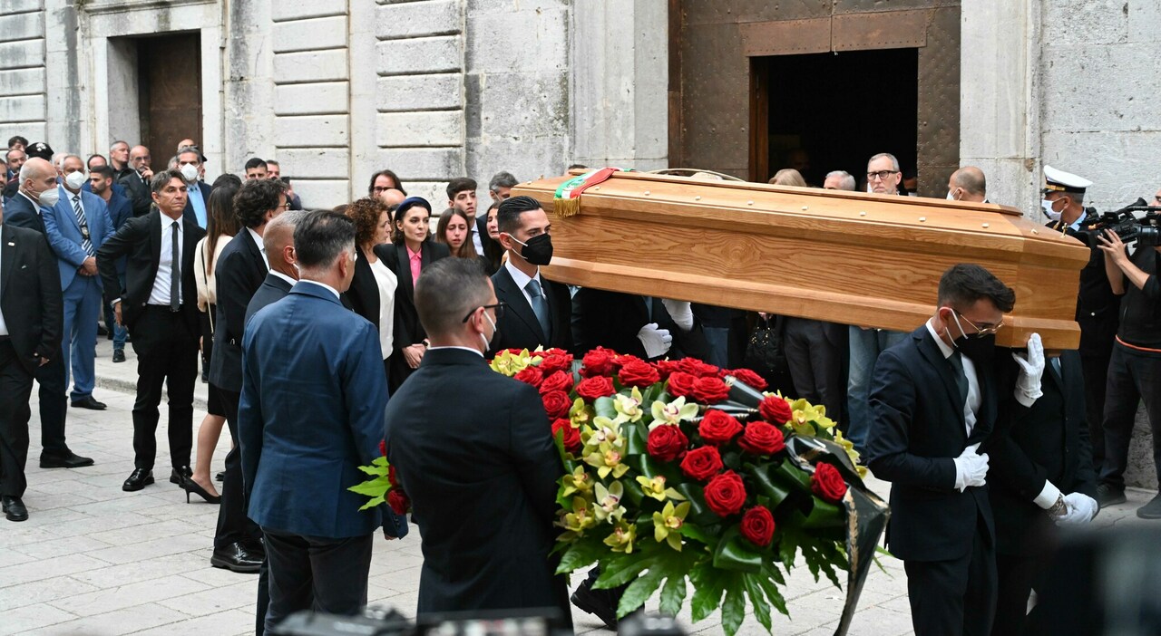 De Mita, due generazioni di politici ai funerali: «L