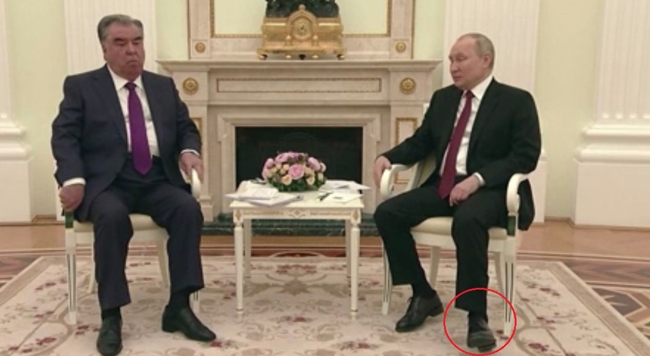 Putin malato, lo strano movimento del piede durante un incontro: la sindrome delle "gambe senza riposo" collegata al Parkinson