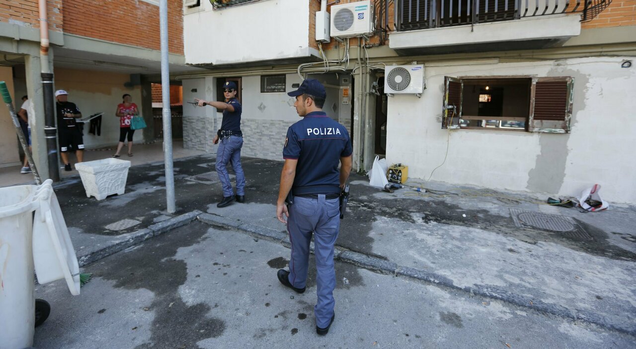 Omicidio a Napoli oggi: incensurato ucciso con cinque colpi di pistola alla testa