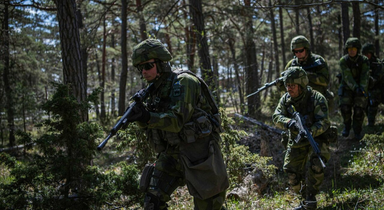Finlandia e Svezia nella Nato: un milione di militari in più e una barriera a Nord con caccia e sottomarini