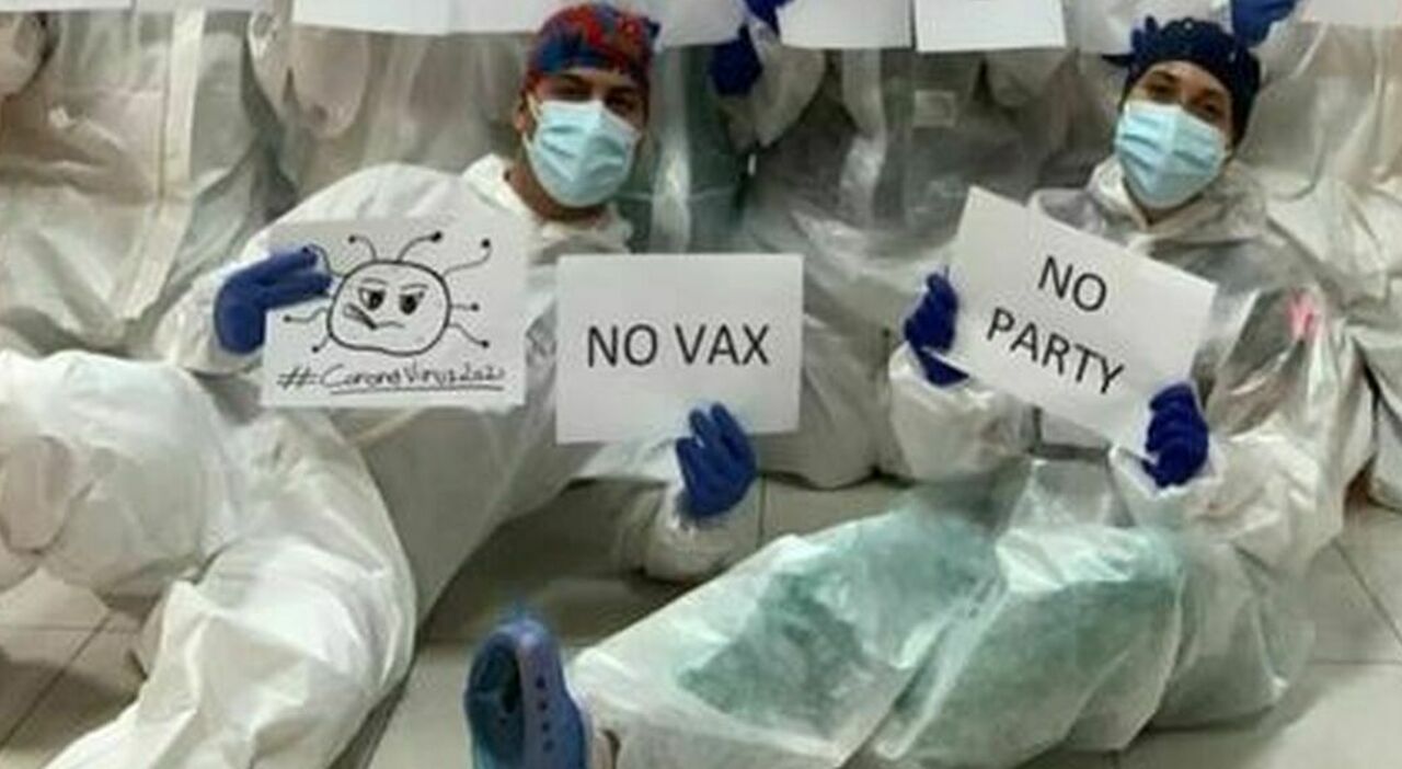 Covid, la foto simbolo di medici e infermieri del Policlinico di Foggia per  difendersi: «No Vax No Party» - Il Mattino.it