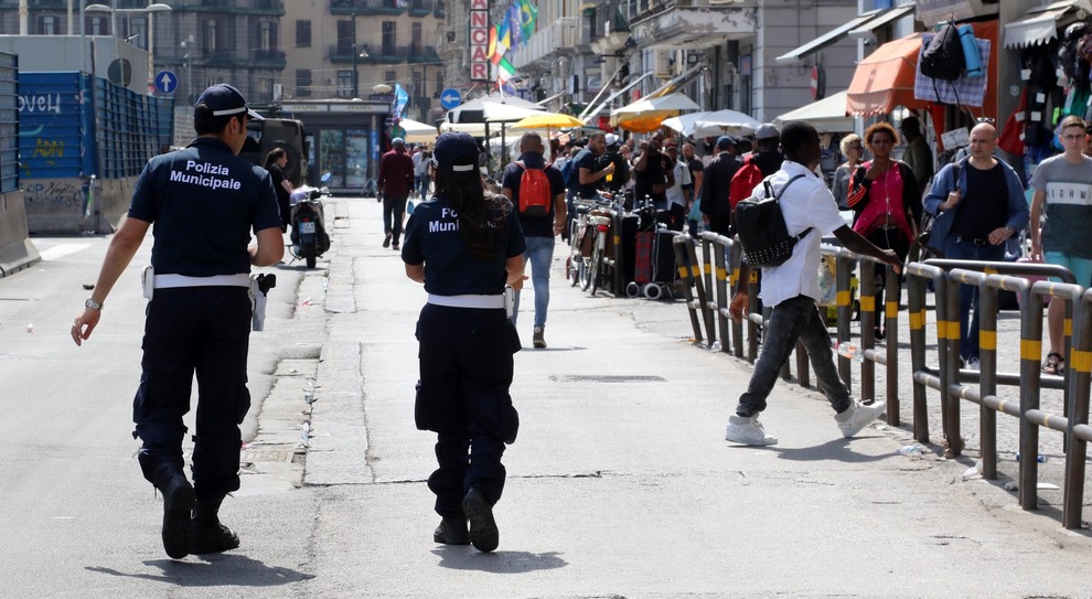 Napoli, la trincea dei vigili urbani tra piazza Garibaldi e il Vasto: «E ad  agosto perderemo dodici agenti» - Il Mattino.it