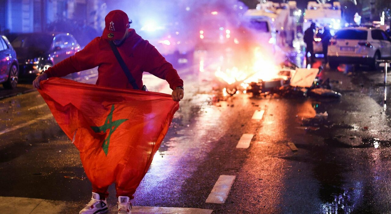 Bruxelas, guerra urbana após a vitória do Marrocos sobre a Bélgica.  Centenas de norte-africanos cercam o centro