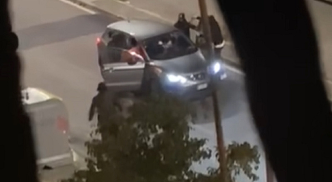 Napoli: automobilista rapinato a Ponticelli, sui social il video dell