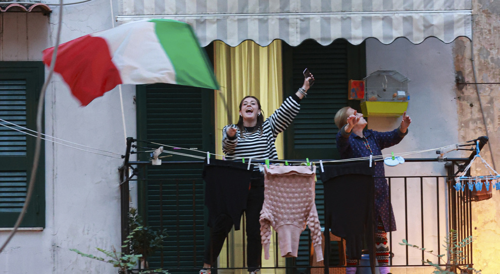 Coronavirus, flashmob anche a Napoli:tutti sui balconi a cantare  «Abbracciame» - Il Mattino.it