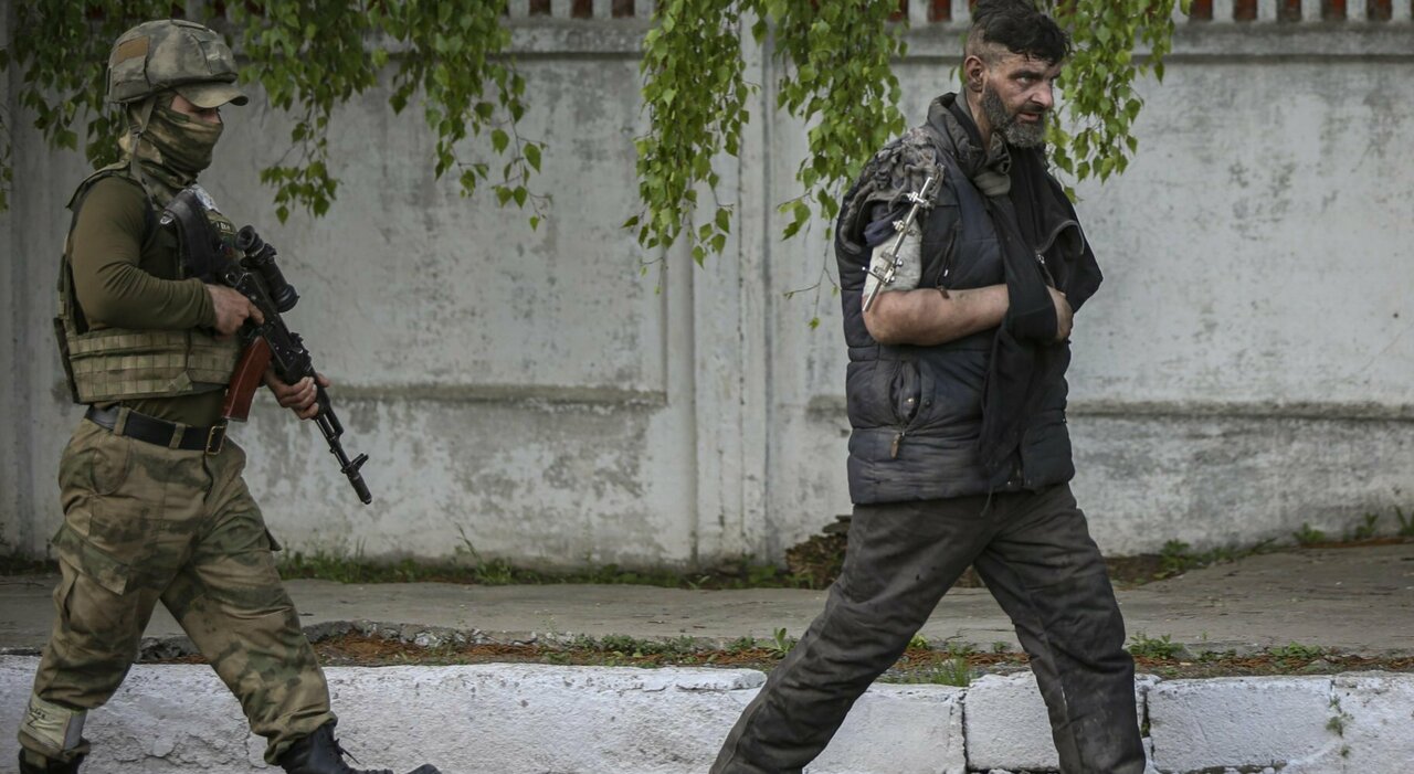 Guerra in Ucraina, le notizie di oggi. Bombe su Donetsk: uccisi 10 civili, due sono bimbi. Si è arreso ?Kalina?, il vice comandante di Azov
