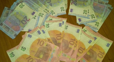 Soldi Falsi Arrestato Napoletano A Spasso Con 890 Euro Di Banconote Finte Da 20 E 10 Euro Il Mattino It