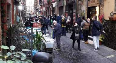 Coronavirus a Napoli, c'è l'epidemia ma la gente affolla i Quartieri  Spagnoli - Il Mattino.it