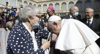 Papa Francesco e il bacio al numero tatuato sul braccio della ex bambina  ebrea sopravvissuta al Dottor Mengele - Il Mattino.it