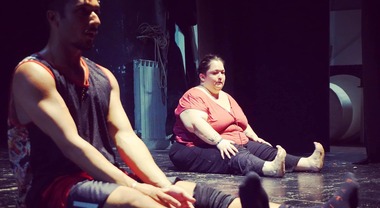 Al teatro Sannazaro va in scena «Ciccioni», lo spettacolo che esplora  l&#39;espressività dei corpi grassi - Il Mattino.it