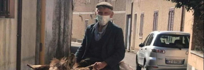 Coronavirus, il pastore sardo a 81 anni sull'asina con la mascherina: foto virale