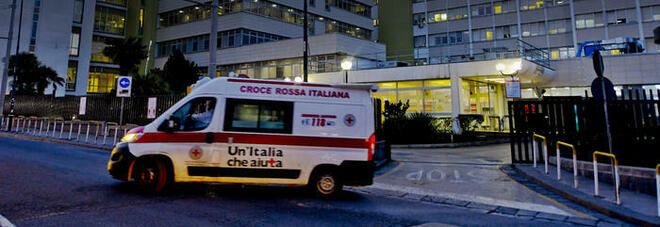 Covid a Napoli, ospedale Cardarelli in tilt: il pronto soccorso chiude e poi riapre