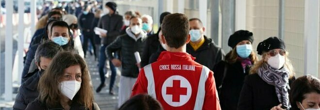 Lazio, vaccini agli over 80 anticipati ad aprile: stop a prof e vigili, cambiano gli appuntamenti