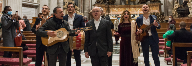 «I canti della tradizione davanti al presepe», i napoletani Damadakà a San Pietro