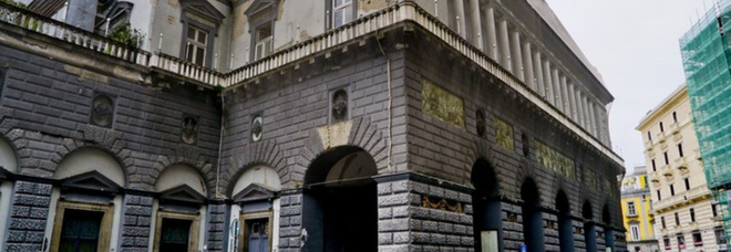 Napoli, l'area pedonale del Palazzo Reale e del San Carlo utilizzata come parcheggio: «Risevata a raccomandati»