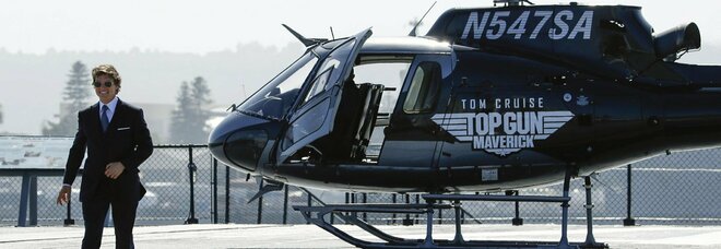 Tom Cruise si presenta alla premiere del film «Top Gun: Maverick» pilotando un elicottero