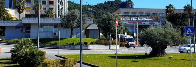 Covid a Salerno, la denuncia choc: «Pazienti morti derubati di oro e preziosi»