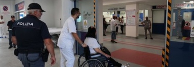 Ospedale del Mare, 32enne prende a calci la porta del pronto soccorso: denunciato per danneggiamento