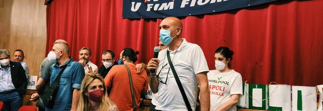 Whirlpool Napoli, l’assessore Marciani visita il Cral degli operai: «È un presidio di democrazia»