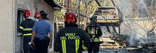 Maxi incendio nelle pertinenze di un edificio: distrutte due casette di legno, un'officina e tre automobili