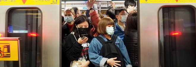 Virus Cina, Wuhan è isolata: bloccati treni, bus, aerei e traghetti. I morti sono 17