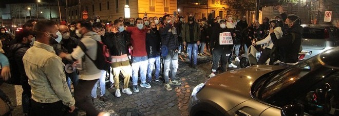 Coprifuoco a Napoli, l'ultima notte di proteste sul lungomare: imprenditori e ristoratori in piazza contro De Luca