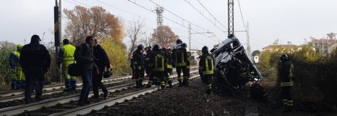 Incidente a Parma, pulmino disabili sbanda e urta un treno: morto un ragazzo, tre feriti