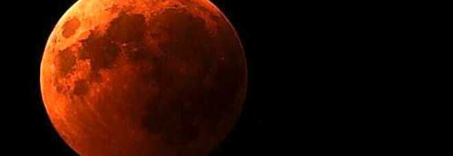 Eclissi di Luna record domani: ecco quando inizierà (ma alcune regioni non la vedranno)