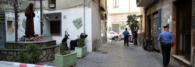 Omicidio a Napoli, boss ucciso con venti colpi tra la folla: è la faida per la droga nei vicoli del centro storico