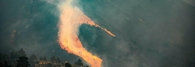 Canarie, il nuovo fiume di lava preoccupa: può distruggere aree risparmiate. In un mese 35mila terremoti