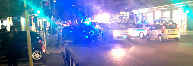 Auto in fuga sperona la volante: Far West a Ostia, tre agenti feriti
