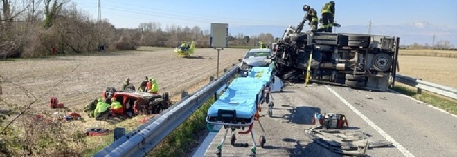 Tre I veicoli coinvolti dopo lo schianto avvenuto sulla sr251