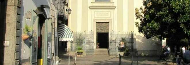 Salerno, lancia pietre e bestemmia nella chiesa di Santa Lucia: arrestato