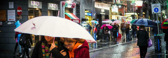 Scuole aperte oggi a Napoli con l'allerta meteo, è rebus: «Regole univoche per i sindaci»