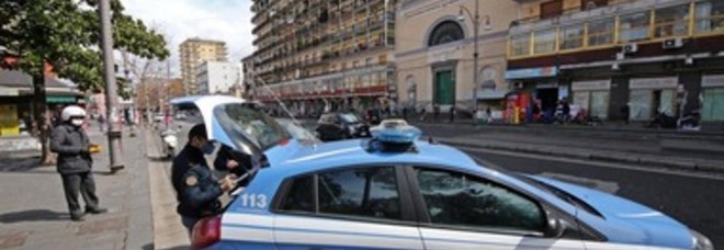 Napoli, ruba cellulare e scappa: arrestato uomo di 31 anni
