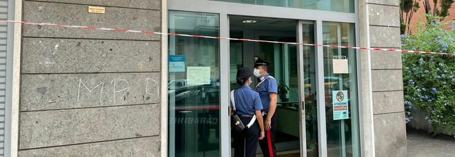 Roma, paura per una tentata rapina in banca al Fleming: i carabinieri arrestano i banditi in strada
